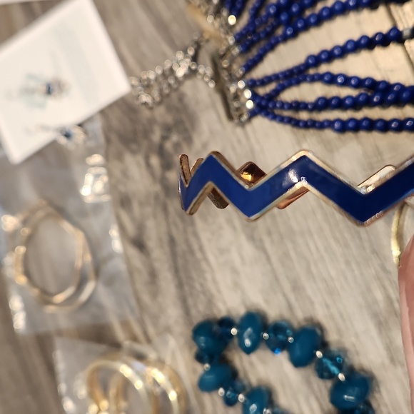 12 pc. JEWELRY LOT Earrings, neclaces,& bracelets blue gold & silver tones - Picture 11 of 12